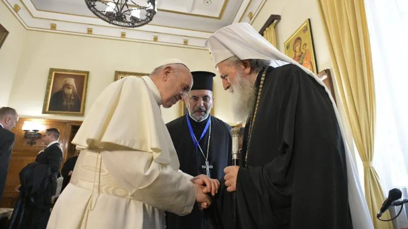 Papa Francesco e il Patriarca Neofit. Sullo sfondo, il diacono Ivanov, che faceva da interprete  | Vatican Media / ACI Group