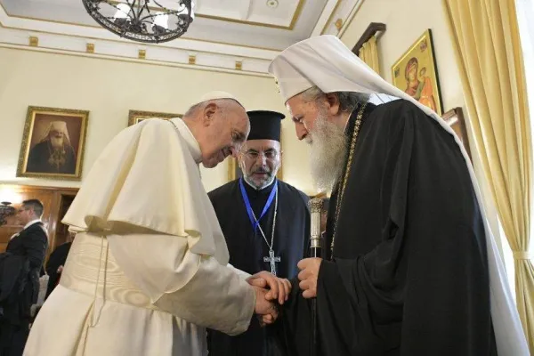 Papa Francesco e il Patriarca Neofit. Sullo sfondo, il diacono Ivanov, che faceva da interprete  / Vatican Media / ACI Group