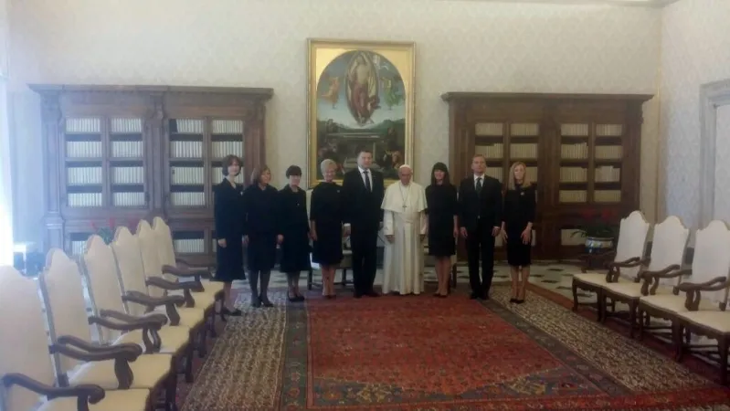 Papa Francesco e il presidente della Lettonia | Papa Francesco, foto di gruppo con la delegazione lettone
 | AG / ACI Stampa