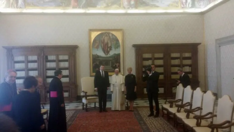 Papa Francesco e il presidente della Lettonia | Papa Francesco incontra la delegazione lettone, Palazzo Apostolico, 2 giugno 2017 | AG / ACI Stampa