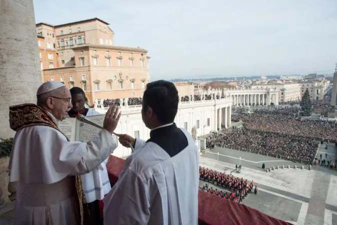 Papa Francesco durante la benedizione Urbi et Orbi del Natale 2016 | Vatican Media / ACI Group