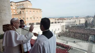 Papa Francesco, Urbi et Orbi di Natale: “Riscopriamo la fraternità che unisce i popoli”