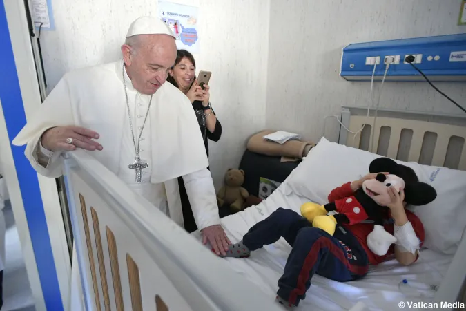 Papa Francesco con un bambino malato  |  | www.ospedalebambinogesu.it