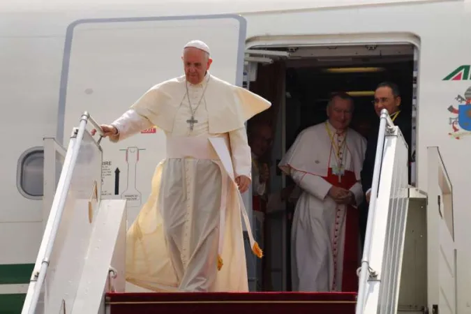 Papa Francesco, volo papale | Papa Francesco all'arrivo di uno dei suoi viaggi internazionali | Edward Pentin / Archivio CNA