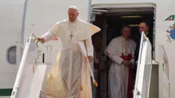 Papa Francesco scende dalla scaletta di un aereo durante uno dei suoi viaggi internazionali / Edward Pentin / ACI Group