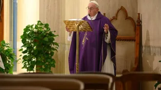 Papa Francesco prega per coloro che lavorano nei media. "La gente non si trovi isolata"