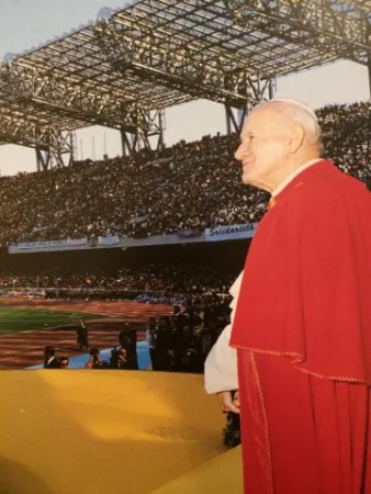 Giovanni Paolo II giovani Napoli | Papa Giovanni Paolo II saluta allo stadio di Napoli per l'incontro con i giovani | Sito ufficiale Visita del Papa a Napoli 