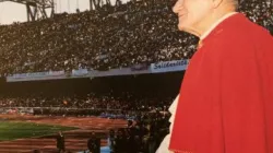 Papa Giovanni Paolo II saluta allo stadio di Napoli per l'incontro con i giovani / Sito ufficiale Visita del Papa a Napoli 