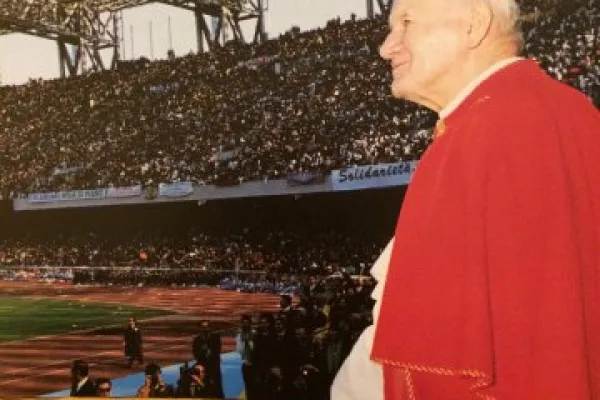 Papa Giovanni Paolo II saluta allo stadio di Napoli per l'incontro con i giovani / Sito ufficiale Visita del Papa a Napoli 
