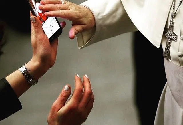 Il Papa benedice una foto di un bimbo su uno smartphone |  | pd