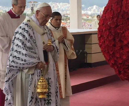 Il Papa incensa l'altare a Quito  |  | @Osservatore Romano 