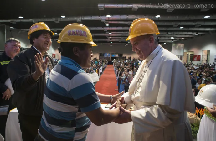 Papa Movimenti Popolari | Un lavoratore saluta il Papa a Santa Cruz | © L'Osservatore Romano Foto

 