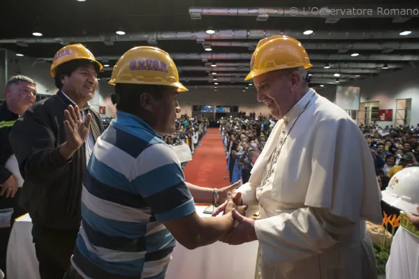 Un lavoratore saluta il Papa a Santa Cruz / © L'Osservatore Romano Foto

 