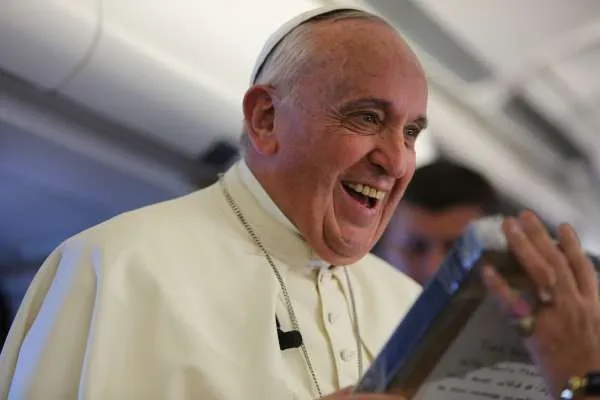 Il Papa con una reliquia di Santa Teresina / 