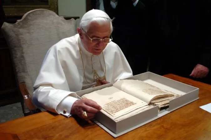 Benedetto XVI | Benedetto XVI in un momento di studio | dal sito dell'Arcidiocesi di Lecce