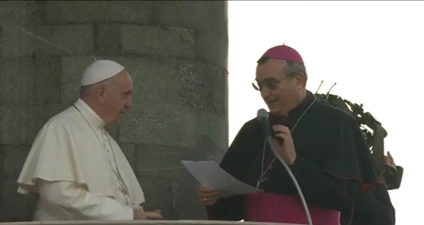 Il Papa sulla loggia della cattedrale |  | CTV