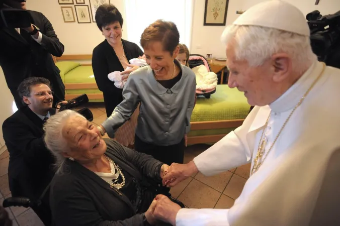Papa Benedetto con gli anziani sostenuti dalla Comunità di Sant' Egidio  |  | pd