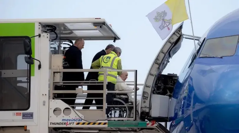 Papa Francesco sale sull'aereo in sedia a rotelle/Immagine di riferimento. 
 | Vatican Media