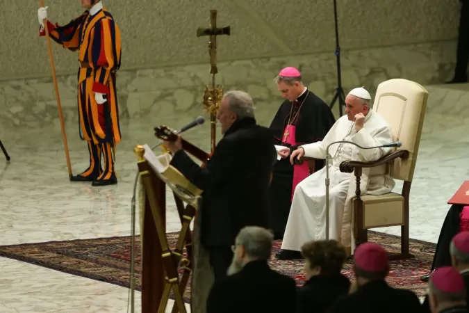 Papa Francesco e Kiko, durante l'incontro del Cammino Neocatecumenale in Aula Paolo VI | ACISTAMPA
