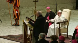 Papa Francesco e Kiko, durante l'incontro del Cammino Neocatecumenale in Aula Paolo VI / ACISTAMPA