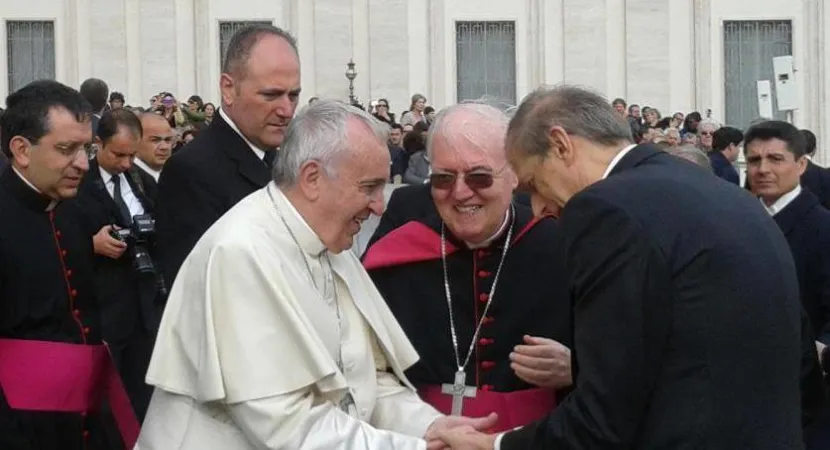 Papa Nosiglia Fassino | Il papa saluta il vescovo e il sindaco di Torino | sindone.org