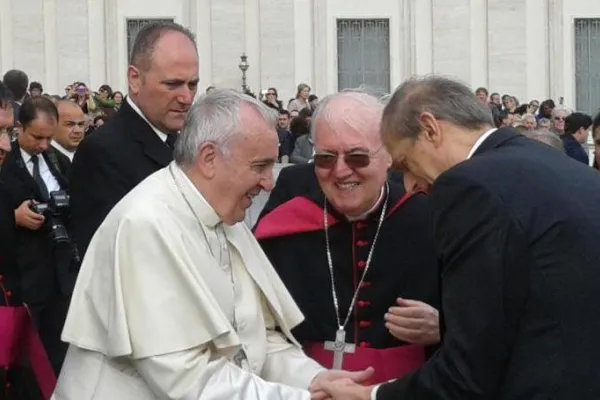 Il papa saluta il vescovo e il sindaco di Torino / sindone.org