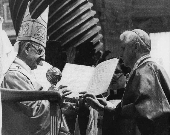 Paolo VI consegna l'anello cardinalizio a Joseph Ratzinger |  | Wikipedia