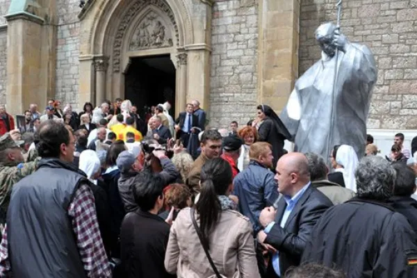 La statua di Giovanni Paolo II davanti alla cattedrale di Sarajevo  / www.radiosarajevo.ba