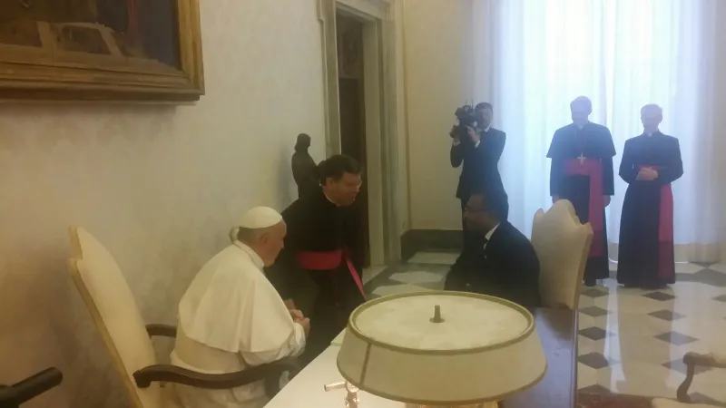 Papa Francesco durante l'incontro con Rui Maria de Araujo | Andrea Gagliarducci / ACI Stampa