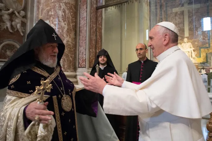 Papa Francesco abbraccia il Katolicos armeno Karekin II dopo la celebrazione del 12 aprile 2015 in San Pietro | L'Osservatore Romano / ACI Group