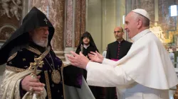 Papa Francesco abbraccia il Katolicos armeno Karekin II dopo la celebrazione del 12 aprile 2015 in San Pietro / L'Osservatore Romano / ACI Group