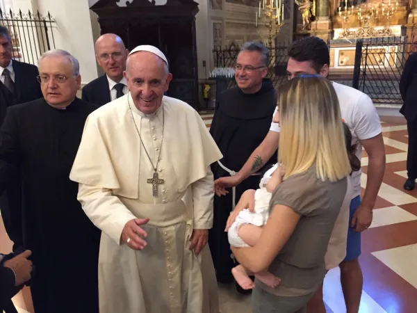 Papa Francesco ad Assisi | Papa Francesco incontra delle persone alla Porziuncola, appena dopo la confessione | Angela Ambrogetti / ACI Stampa