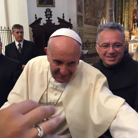 Papa Francesco ad Assisi | Papa Francesco saluta le persone appena uscito dal Confessionale | Angela Ambrogetti / ACI Stampa