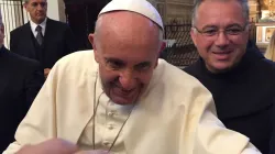 Papa Francesco saluta le persone appena uscito dal Confessionale / Angela Ambrogetti / ACI Stampa