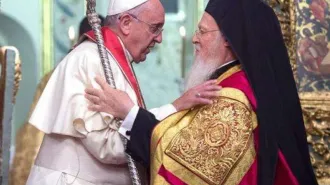 Papa Francesco saluta il Patriarca Bartolomeo e la loro amicizia fraterna 