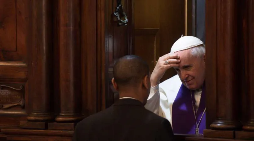 Papa Francesco confessa un sacerdote | Papa Francesco confessa un sacerdote | Vatican Media