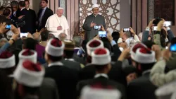 Papa Francesco e il Grande Imam di al Azhar Ahmed al Tayyeb durante la Conferenza Internazionale per la Pace del Cairo, 28 aprile 2017 / L'Osservatore Romano / ACI Group