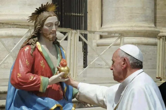 Papa Francesco benedice una statua del Sacro Cuore  |  | Vatican Media 