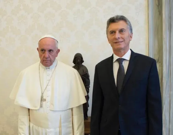 Papa Francesco e Mauricio Macrì | Papa Francesco nell'incontro con il presidente argentino Mauricio Macrì | L'Osservatore Romano / ACI Group