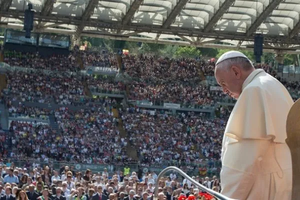 Papa Francesco partecipa ad una delle Convocazioni Nazionali di Rinnovamento nello Spirito, allo Stadio Olimpico a Roma / L'Osservatore Romano / ACI Group