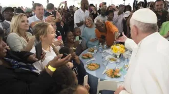 Cena con i senzatetto per il terzo anniversario di Pontificato