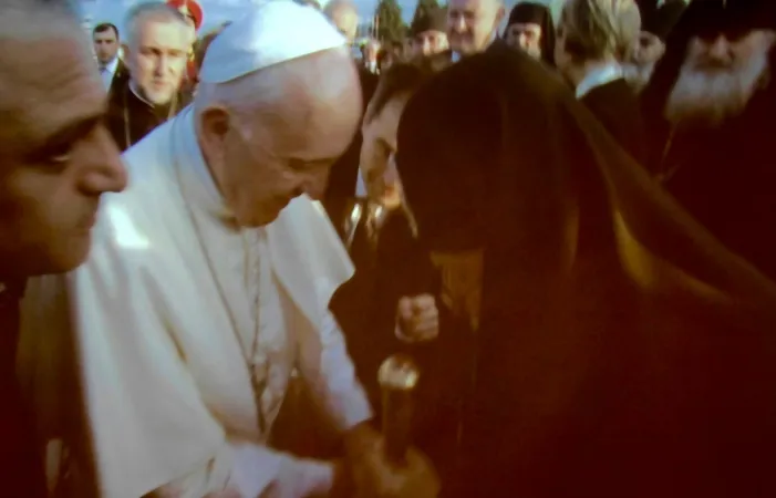 Papa Francesco abbraccia il patriarca Ilia all'aeroporto di Tbilisi | EBU