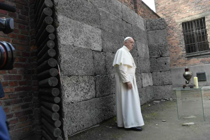 Papa Francesco ad Auschwitz | Papa Francesco durante la sua visita ad Auschwitz, 29 luglio 2016  | L'Osservatore Romano / ACI Group