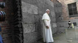 Papa Francesco durante la sua visita ad Auschwitz, 29 luglio 2016  / L'Osservatore Romano / ACI Group