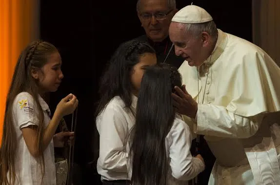 Papa Francesco con i bambini | Papa Francesco con i bambini, viaggio in Ecuador, Bolivia Paraguay | © L'Osservatore Romano Photo