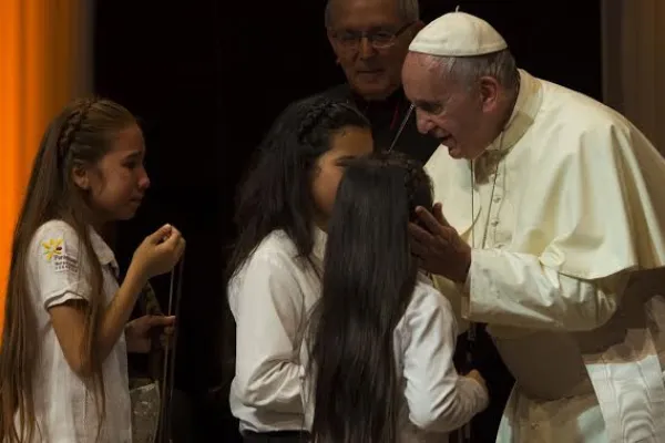 Papa Francesco con i bambini, viaggio in Ecuador, Bolivia Paraguay / © L'Osservatore Romano Photo