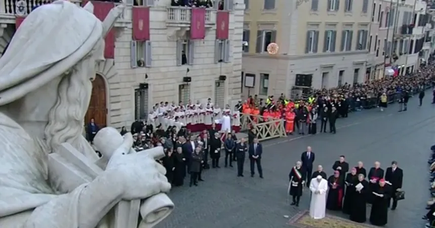 Papa Francesco a piazza di Spagna | Papa Francesco durante la preghiera di fronte al Monumento dell'Immacolata a Piazza di Spagna | CTV