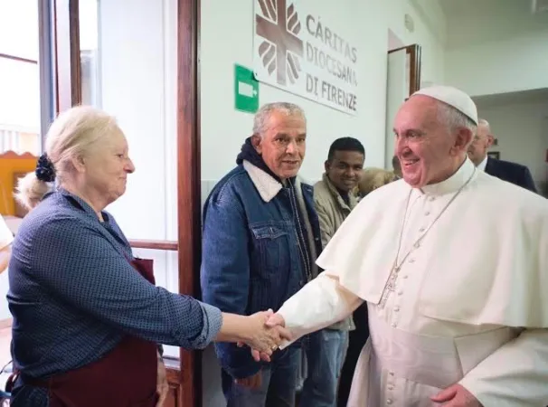 Papa Francesco con i poveri | Papa Francesco con i poveri alla Mensa Caritas di Firenze | L'Osservatore Romano / ACI Group