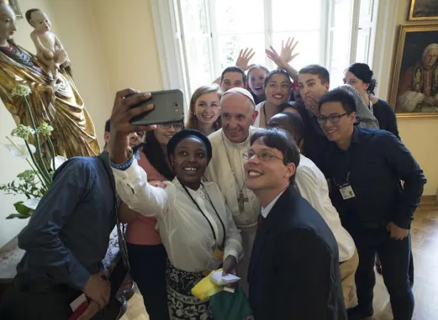 Papa Francesco, selfie con i giovani alla fine del pranzo | L'Osservatore Romano / ACI Group