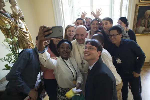 Papa Francesco, selfie con i giovani alla fine del pranzo / L'Osservatore Romano / ACI Group